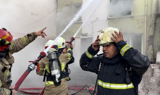 Bursa'da 3 katlı bina alev alev yandı