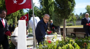 Bursa protokolü şehitlikte bir araya geldi