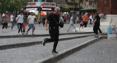 Bursa sağanak yağışa teslim oldu
