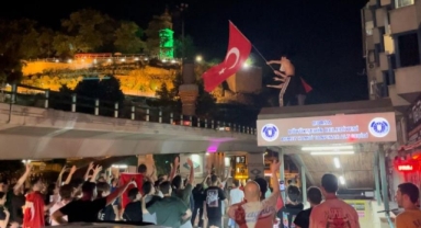 Bursalılar çeyrek finali caddelerde kutladı