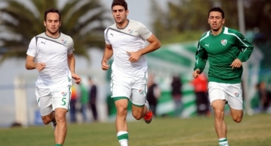 Bursaspor bir futbolcuyu daha kadrosuna kattı