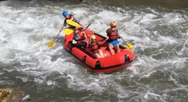 Dağcıların nefes kesen rafting heyecanı
