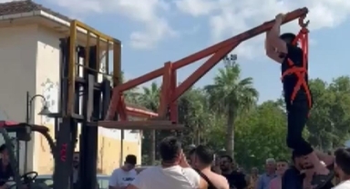 Damadı forklifte astılar, bahçe hortumuyla yıkadılar