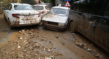 Dere taştı, araçları hurdaya çevirdi