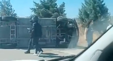 Direksiyon hakimiyetini kaybeden minibüs devrildi