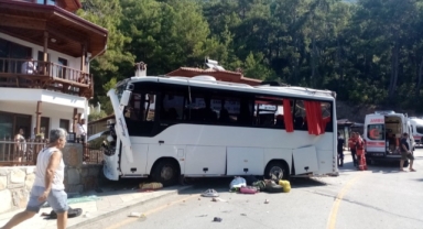 Freni boşalan tur otobüsü dehşet saçtı: 2 ölü 28 yaralı