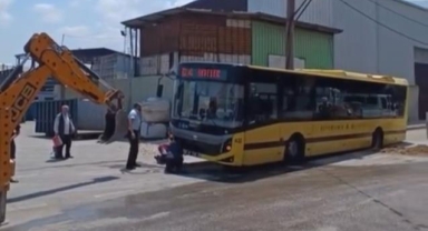 Halk otobüsü çukur'da takılı kaldı