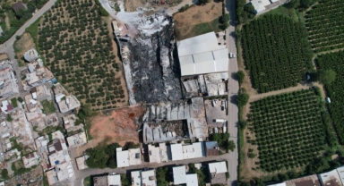 Hurdalar milyonluk fabrikaları küle çevirdi