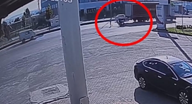 İnegöl'de motosiklet kazası kamerada: 3 yaralı