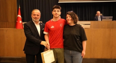 İnegöl'ün başarılı gençleri mecliste ağırlandı