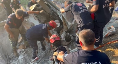 Kamyonet yol kenarındaki hendeğe derildi: 2 yaralı