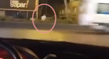 Karşıdan karşıya geçen alkollü adama otomobil çarptı