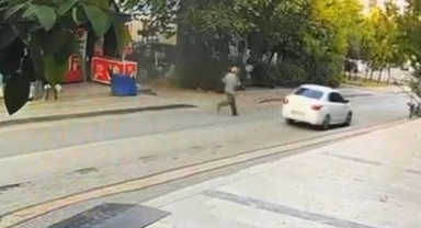 Kaşla göz arasında otomobili çaldılar