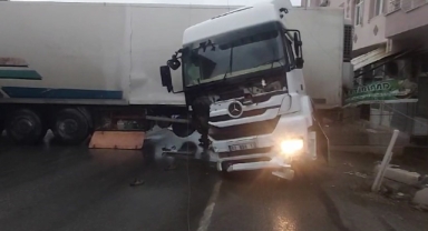 Kaygan yolda yan dönen tır yolu kapadı