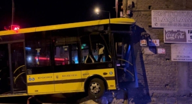 Kontrolden çıkan belediye otobüsü, tamirciye girdi