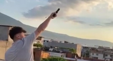 Kurusıkı tabanca ile havaya defalarca ateş açtı