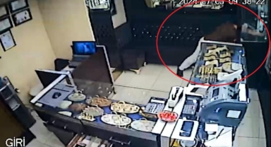 Kuyumcu, soyguncuyu dükkana sokmadı