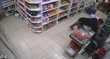 Markette telefon hırsızlığı kamerada