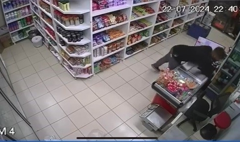 Markette telefon hırsızlığı kamerada