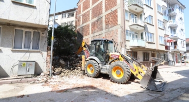 Metruk binalar birer birer yıkılıyor