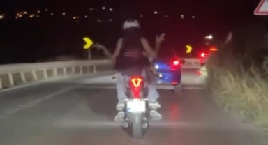 Motosiklet üzerinde dans etti
