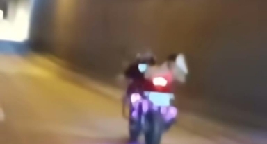 Motosikletin üzerine uzanarak seyretti