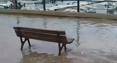 Mudanya'da yağmur yolları göle çevirdi