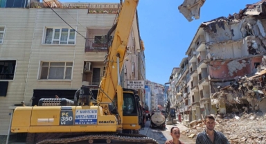Mudanya'da yıkılan binalar nedeniyle trafik kontrollü sağlanıyor
