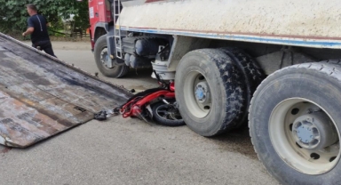Orhangazi'de motosiklet kamyonun altına girdi: 1 yaralı