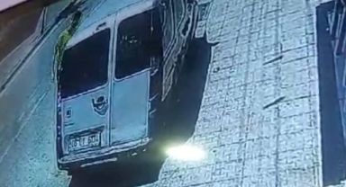 Oto faresini giydiği sarı tişört ele verdi