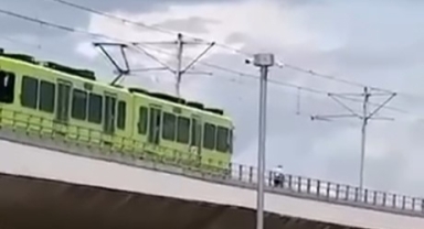 Raylarda yürüdü, metro seferleri aksadı