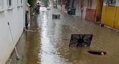 Sağanak yağışta evleri su bastı, rögarlar taştı