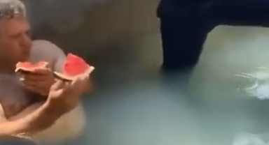 Sıcaktan bunalan işçiler, kepçeyi havuza çevirdi