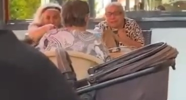 Sıcaktan bunalan teyzeler birbirine girdi