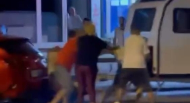 Sokak ortasında iki grup birbirine girdi