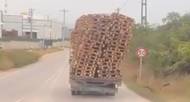 Tehlikeli palet taşımacılığı kamerada