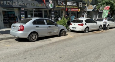 Ticari taksi ile motosiklet çarpıştı: 2 ağır yaralı