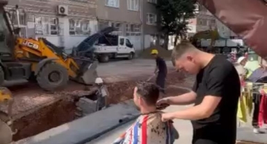 Tıraş olurken yol yapım çalışmasını izledi