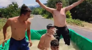 Traktör römorkuna doldurdukları suyla serinlediler