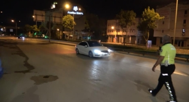 Uyarı ateşine rağmen geri vitese takıp kaçtı