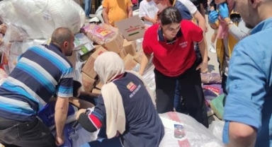 Üzerine gıda maddeleri devrilen işçi yaralandı