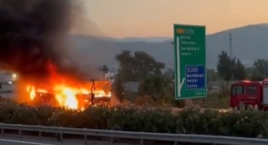 Yolcu otobüsü yanarak demir yığınına döndü