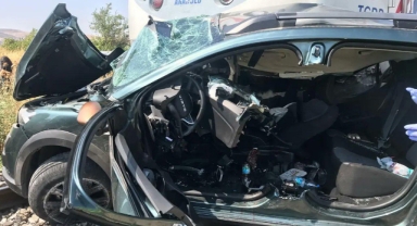 Yolcu treni hemzemin geçitte otomobile çarptı: 3 ölü