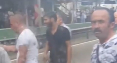 Yolda kalan yolcular yol kesip otobüs durdurdu