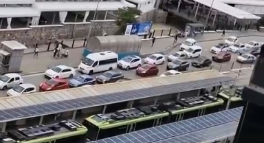 Yolu kapatıp halay çektiler, sürücüler çileden çıktı