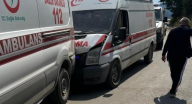 2 ambulans kamyonet ile çarpıştı: 7 yaralı