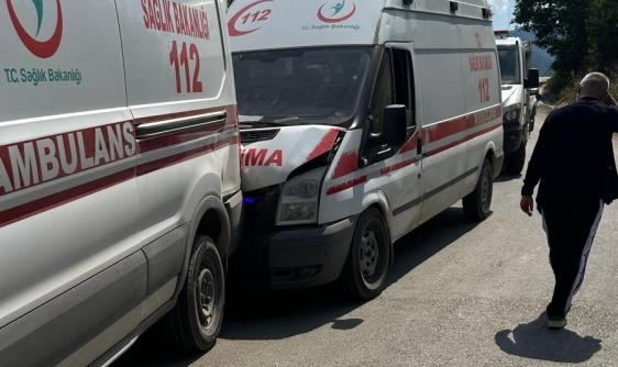 2 ambulans kamyonet ile çarpıştı: 7 yaralı