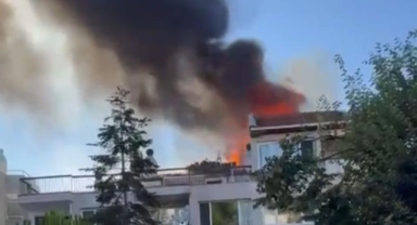 5 katlı apartmanın çatısı alev alev yandı