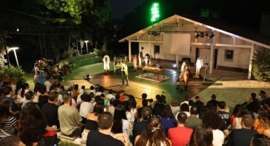 Açık havada tiyatro keyfi Ormandaki Kulübe’de başladı