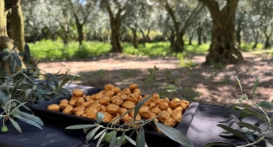 Altın kaplamalı zeytin yok satıyor